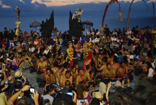 Tourists watch a dance performance at Uluwatu Temple in Pecatu, Badung, Bali. (Antara/Anis Efizudin)