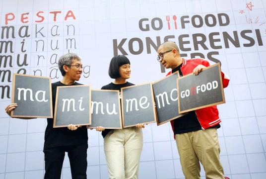 Go-Jek marketing vice president Aristo Kristandyo (left), chief commercial expansion Catherine Hindra Sutjahyo (center) and public figure and Go-Food user Kemal Mochtar hold up a mosaic sign of Go-Food's MaMiMuMeMoFiesta campaign, which ran Nov. 5-Dec. 5, 2018. (The Jakarta Post/Vellen Augustine)