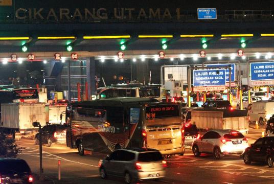 Vehicles wait in long queue as they enter the Cikarang Utama toll gate in Cikarang, Bekasi Regency, West Java on Friday, Dec. 21. (Antara/Risky Andrianto)