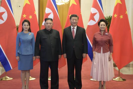 Chinese leader Xi Jinping and his wife Peng Liyuan pose for photos with NK leader Kim Jong-un and his wife Ri Sol-ju in Beijing on Wednesday. (Xinhua-Yonhap)