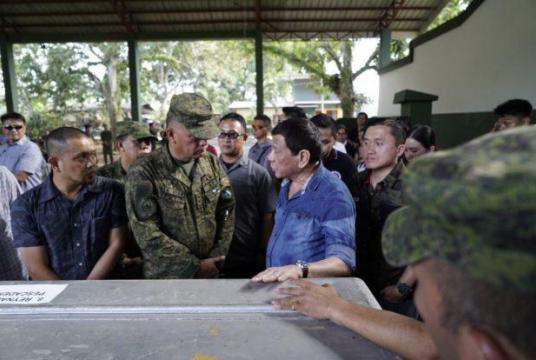 President Rodrigo Duterte talks with Lt. Gen. Arnel de la Vega, chief of the Western Mindanao Command, on Monday, Jan. 28, 2019, during his visit to Jolo in Sulu, a day after two successive explosions hit the Cathedral of Our Lady of Mount Carmel. (Photo by CHRISTOPHER GO)