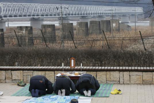 Descendants of a war-torn South Korean family bow in front of an altar at the Imjingak Peace Park in Paju, near the Demilitarized Zone separating North and South Korea, to pay respect to their ancestors ahead of the Lunar New Year holiday. (Yonhap)