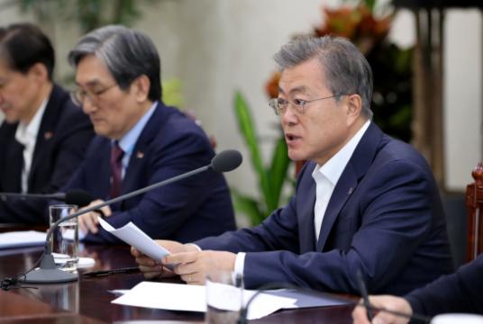 President Moon Jae-in gives orders regarding investigations into a number of scandals to ministers of justice, and interior at the presidential office on Monday./ Cheong Wa Dae