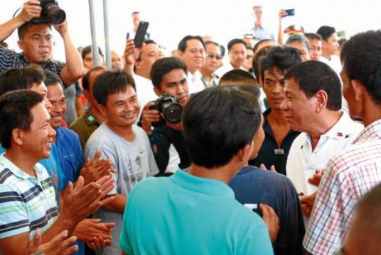 President Rodrigo Duterte bids farewell to 17 Vietnamese fishermen who were caught fishing off Ilocos Sur province after charges of poaching against them were dismissed by the provincial prosecutor in November 2016. (File photo by JOAN BONDOC / Philippine Daily Inquirer)