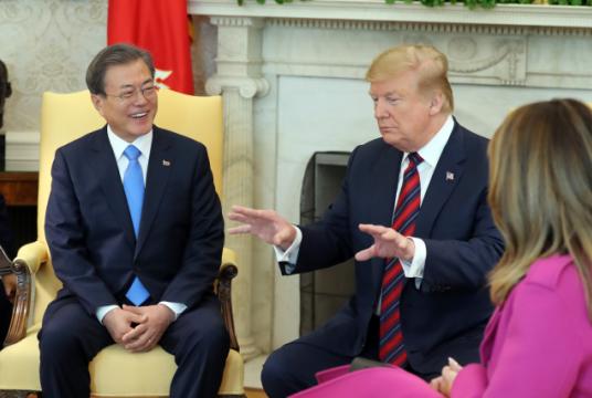 President Moon Jae-in and US President Donald Trump speak at the White House on Thursday. /Yonhap