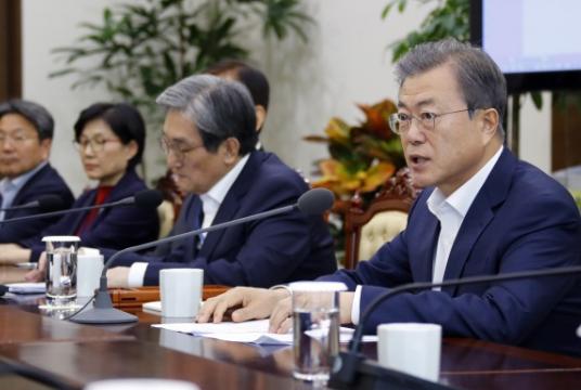 President Moon Jae-in presides over the meeting with senior aides at the presidential office on Monday. (Yonhap)