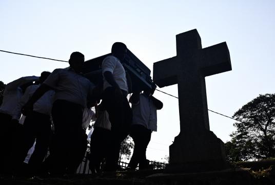 Relatives carry the coffin of a bomb blast victim for a burial ceremony at a cemetery in Colombo on April 24, 2019, three days after a series of suicide attacks targeting churches and luxury hotels in Sri Lanka. (Photo by Jewel SAMAD / AFP)