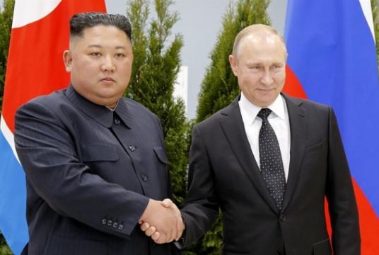 Russian President Vladimir Putin and North Korea`s leader Kim Jong-un shake hands during their meeting Thursday, April 25, 2019, in Vladivostok, Russia. (Yonhap)