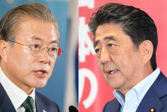 Korean President Moon Jae-in (left) and Japanese Prime Minister Shinzo Abe (AP)