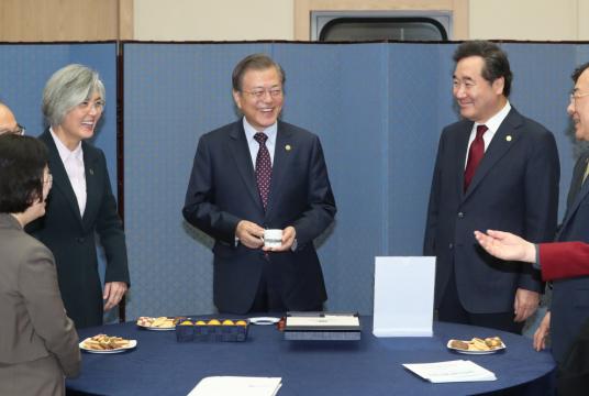 President Moon Jae-in speaks with Cabinet members including Prime Minister Lee Nak-yon (third from right) in Busan on Tuesday. Yonhap
