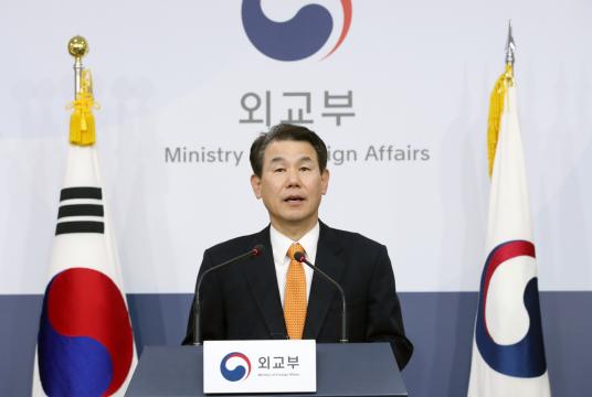 Jeong Eun-bo, South Korea's chief negotiator in defense cost-sharing talks with the US speaks during a regular press briefing at the Ministry of Foreign Affairs in Seoul, Tuesday. (Yonhap)