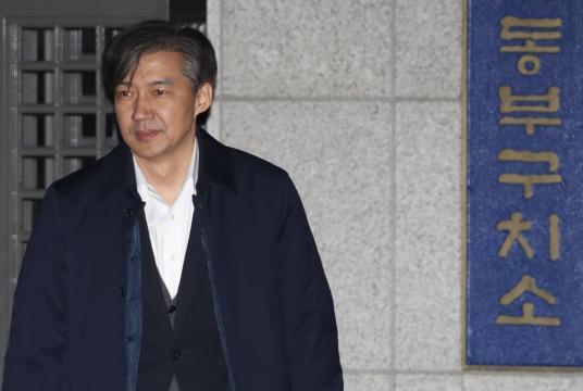 Former Justice Minister Cho Kuk walks out of the Seoul Detention House on early Friday morning. (Yonhap)