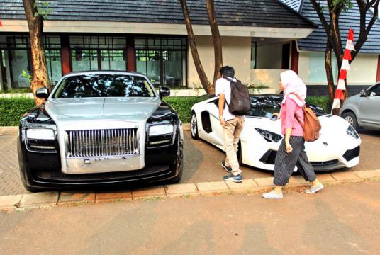 A couple examine a Rolls Royce and a Lamborghini Aventador at the Green Andara residential complex in Pangkalan Jati, South Jakarta, in this 2017 photo. (JP/Ibrahim Irsyad)