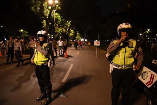 Police officers safeguard the Senayan East Parking lot after an explosion-like noise was heard prior to the start of the second round of the 2019 presidential debate in Jakarta on Sunday (Feb. 17, 2019). (Antara/Rivan Awal Lingga)