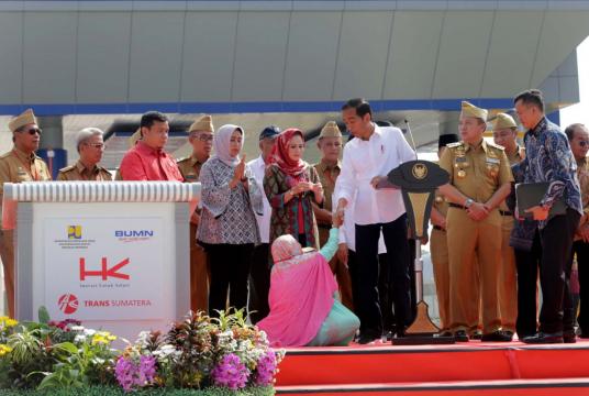 A woman pleads to President Joko "Jokowi" Widodo during the inauguration of the Bakauheni-Terbanggi Besar toll road in Lampung on March 8. (Warta Kota/Alex Suban)