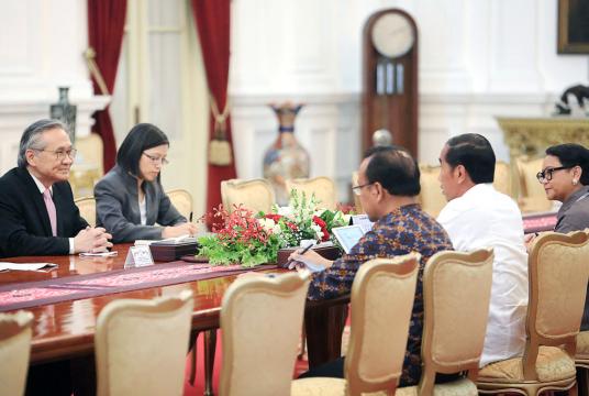 Thai Foreign Minister Don Pramudwinai (left) speaks with President Joko “Jokowi” Widodo (second right), who is accompanied by Foreign Minister Retno LP Marsudi (right), at the Presidential Palace. (The Jakarta Post/Seto Wardhana)