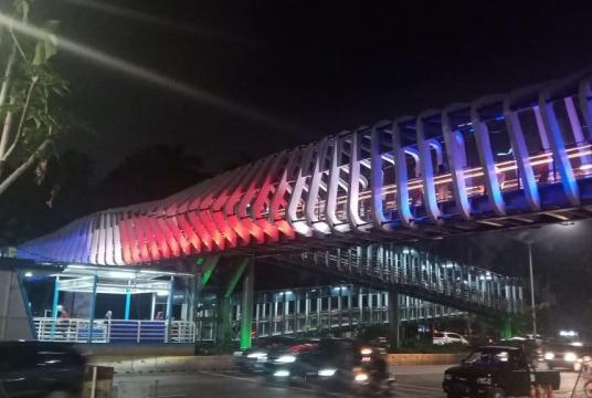 Vehicles pass underneath the footbridge in Senayan, South Jakarta, where the colors of New Zealand’s flag were lit up on Friday. Jakarta stands in solidarity with the Muslim community in New Zealand and Christchurch following the deadly terror attacks that killed at least 50 people. (JP/File-Jakarta administration)