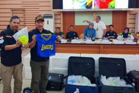 Officers from the Fish Quarantine and Fishery Quality Control Agency (BKIPM) show the smuggled lobster seeds. (jakarta.tribunnews.com/Ega Alfreda)
