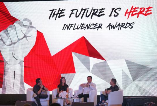 Creative Economy Agency (Bekraf) head Triawan Munaf (second right) takes part in a discussion with social media personality Natasha Wilona (second left) on Friday. (http://www.bekraf.go.id/berita/page/8/apresiasi-dan-kolaborasi-melalui-influencer-award-2019/Bekraf)