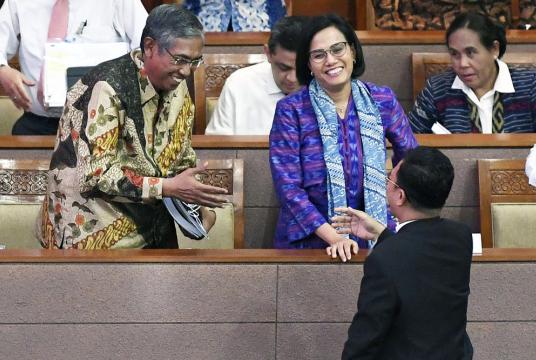 Finance Minister Sri Mulyani Indrawati (center), accompanied by Deputy Finance Minister Mardiasmo (left), talks to a legislator after presenting fiscal policy principles as part of the 2020 state budget in Jakarta recently. (Antara/Puspa Perwitasari)