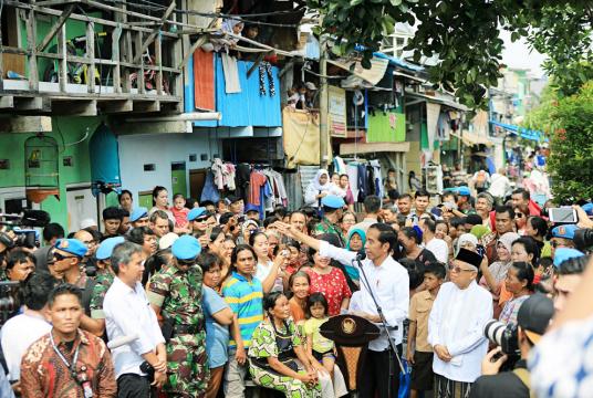 President-elect Joko “Jokowi” Widodo is accompanied by running mate Ma’ruf Amin as he delivers a victory speech to residents of Johar Baru in Central Jakarta on Tuesday. (The Jakarta Post/Seto Wardhana )