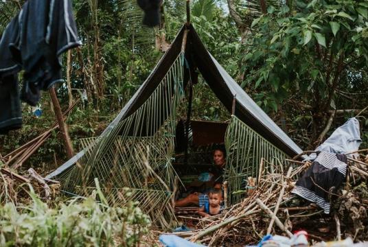 Survivors of the Maluku earthquake live in a makeshift tent in Negeri Oma, Haruku Island of Maluku on Oct. 1. (Antara/Baronda) 