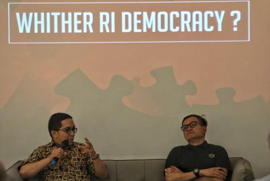 Centre for Strategic and International Studies executive director Phillip Vermonte and Amnesty International Indonesia executive director Usman Hamid speak at The Jakarta Post's Yearender discussion in Central Jakarta, on Tuesday. (JP/Seto Wardhana)