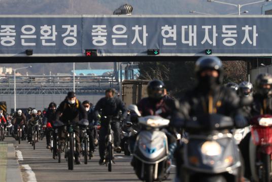 Hyundai Motor workers leave the office at the main gate of the factory located in Ulsan on Tuesday afternoon, as the automaker decides to suspend all production lines at local plants in phases due to the disruption of parts supplies from China. (Yonhap)