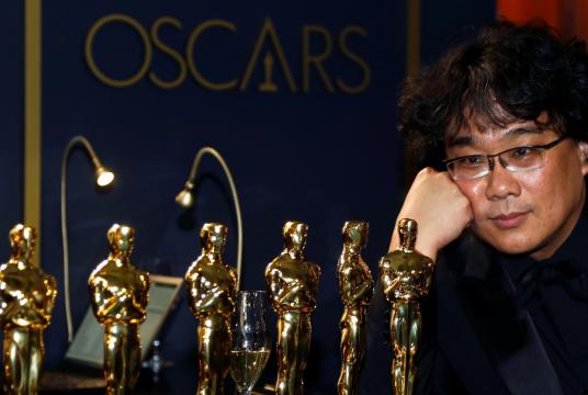  Bong Joon-ho poses with the Oscars for "Parasite" at the Governors Ball following the 92nd Academy Awards in Los Angeles on Sunday. (Reuters-Yonhap)