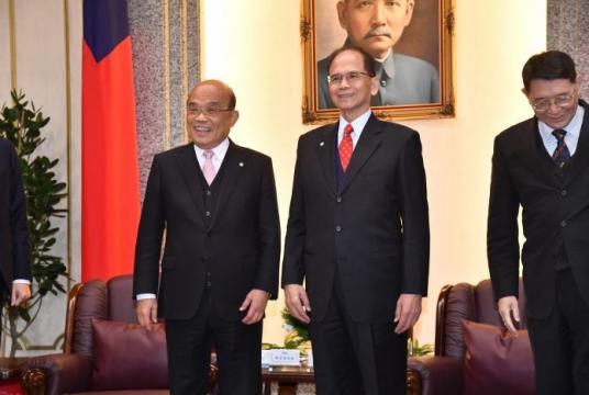 Prime Minister Su Tseng-chang (蘇貞昌) and Legislative Speaker You Si-kun(游錫堃) pose for photos at the parliament on Feb. 18, 2020. (CNA)