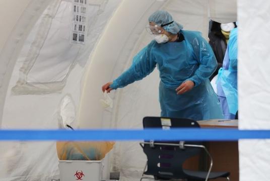 Medical workers at a screening clinic of Seoul Medical Center in District of Jungnang, Seoul (Yonhap) Medical workers at a screening clinic of Seoul Medical Center in District of Jungnang, Seoul (Yonhap)