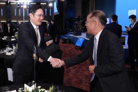 Samsung heir Lee Jae-yong shakes hands with Hyundai Motor Group heir Chung Euisun in January. (Yonhap)