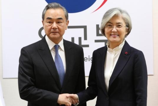 Foreign Minister Kang Kyung-wha (R) shaking hands with her Chinese counterpart Wang Yi before their talks at the foreign ministry in Seoul on Dec. 4, 2019. (Yonhap)
