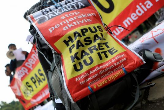 People rally outside the State Palace in Jakarta on Jan. 8, 2019, to demand that the government abolish articles in the Electronic Information and Transactions (ITE) Law they considered threats to free expression.(JP/Seto Wardhana)