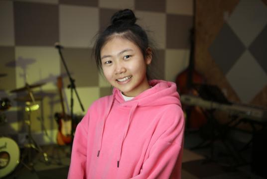 Wanyiwah Phondphaothanandon poses at the recording studio for “The Spring of Myanmar.” (Woo Duk-myoung)