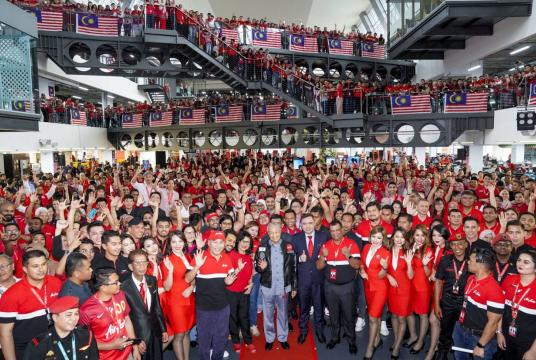 Official visit: Tun Dr Mahathir Mohamad and Anthony Loke with AirAsia management and the budget airline's AllStars team at AirAsia RedQ in Sepang on Aug 16, 2019.