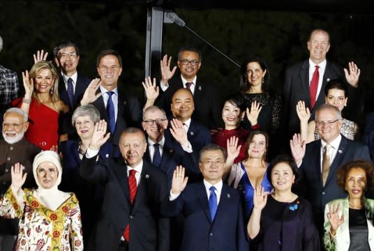 Prime Minister Nguyễn Xuân Phúc (centre) and the first lady join a photo session with other world leaders and their spouses at the 14th G20 Summit that opened in Osaka, Japan, on Friday. — VNA/VNS Photo Thống Nhất 