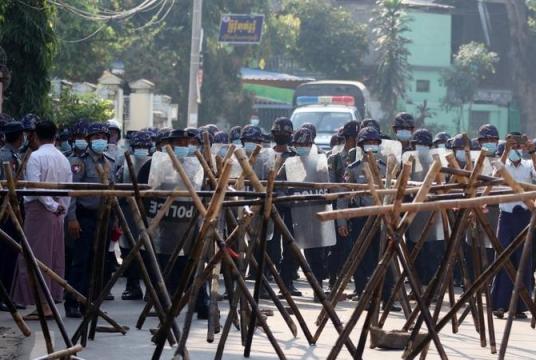  Riot police approach protesters' barricade in an attempt to disperse demonstration against the military coup in Naypyidaw, Myanmar on March 4, 2021. (STR / AFP)