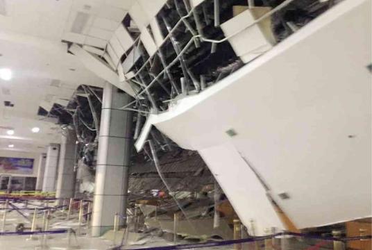 A section of the ceiling of Clark International Airport’s check-in lobby in Clark Freeport, Pampanga province, collapsed after a 6.1-magnitude earthquake shook Central Luzon on Monday afternoon. Clark International Airport Corp. suspended domestic and international flights for 24 hours. PHOTO FROM CHRISTINA TING’S FACEBOOK PAGE