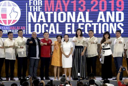 The 12 elected and reelected senators line up for the traditional picture-taking after their proclamation by the Commission on Elections. Reelectionist Senators Nancy Binay (extreme right) and Grace Poe (7th from left) stand out among their colleagues for not doing the “Duterte salute.” —RICHARD A. REYES