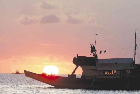 Fishing boats wait at anchor off San Roque in Occidental Mindoro for another trip to Recto Bank. A fishermen’s group in Pangasinan province has decried the government’s willingness to allow the Chinese to fish in the West Philippine Sea. —RICHARD A. REYES