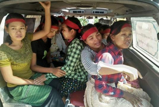 Injured boycott protesters from Pu Ywin Factory being sent to Hospital (Photo-CPNA)