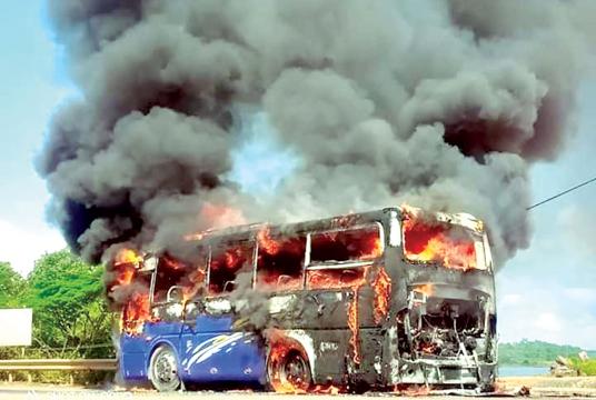 A passenger bus being burnt near Hlaingwa Bridge (Photo-Pale Phyu Social Welfare Association -Kawtkayeik)
