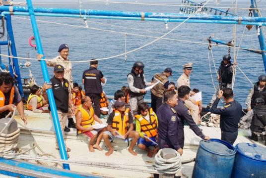 The Royal Thai Navy and security authorities yesterday join hands to search fishing vessels and test their crews for narcotics at Laemthien pier at the Sattahip Naval Base in Chon Buri province.