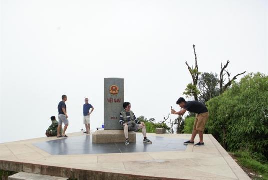 Tourists take photos with the famous marker. — VNA/VNS Photos Xuân Tư