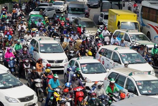 Traffic jam on Trường Sơn Street leading to HCM City’s Tân Sơn Nhất Airport.VNS File Photo.