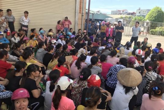 Workers for the Taiwan-invested footwear manufacturer KaiYang gathered at the company in Hải Phòng after its director-general fled the country and its assets were sealed off by a bank. — Photo laodong.vn
