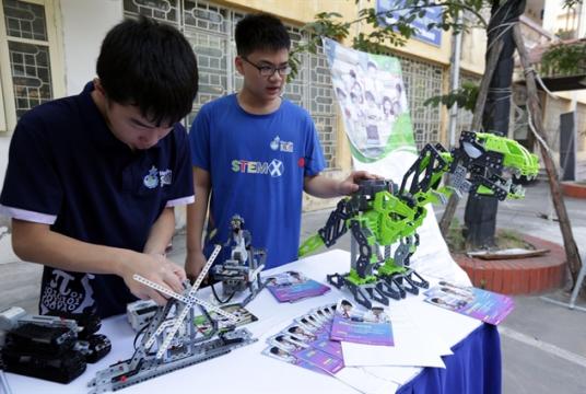 Students participate in STEM Day at Hà Nội National University in May. Experts recommended ASEAN countries improve both soft skills and STEM skills to ride the emerging wave of technology and innovation. — VNA/VNS Photo Anh Tuấn