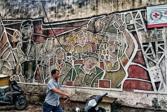 URBAN ART: The painting by Trường Sinh in the 1980s features various labourers, including intellectuals, factory workers, farmers and soldiers. VNS Photos Đoàn Tùng