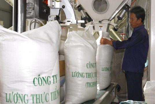 Rice packaging line at the Việt Nam Southern Food Corporation (Vinafood 2). — VNA/VNS Photo Đình Huệ